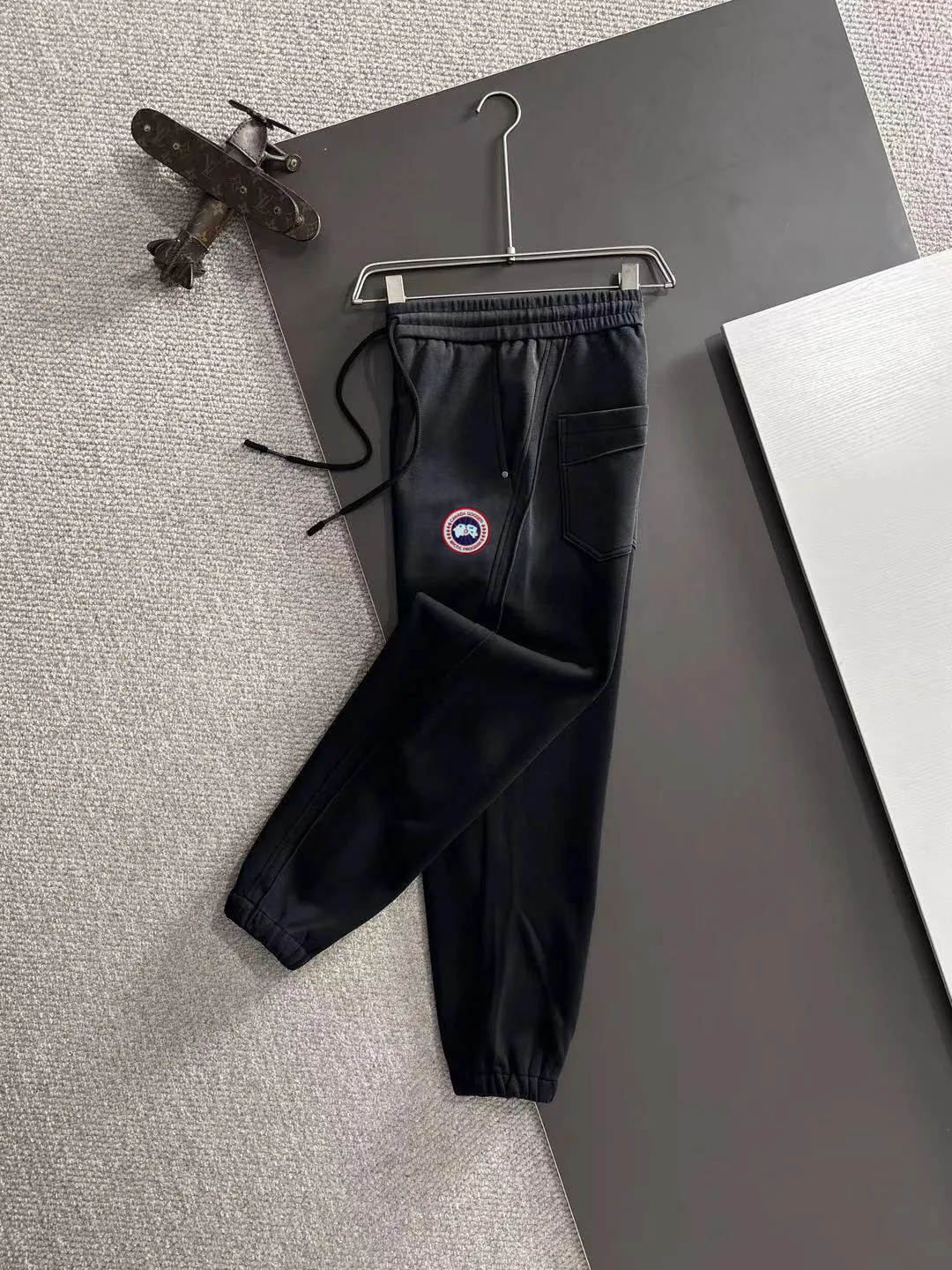 Next day shipment P360 Big Goose 2025 new winter elastic band casual pants, thick velvet counter-customized fabric, high breathability and comfort, impeccable details, brand element design concept, reflecting high quality. It feels delicate and soft! It presents a casual cut and the upper body shape is great! Size: M-3XL